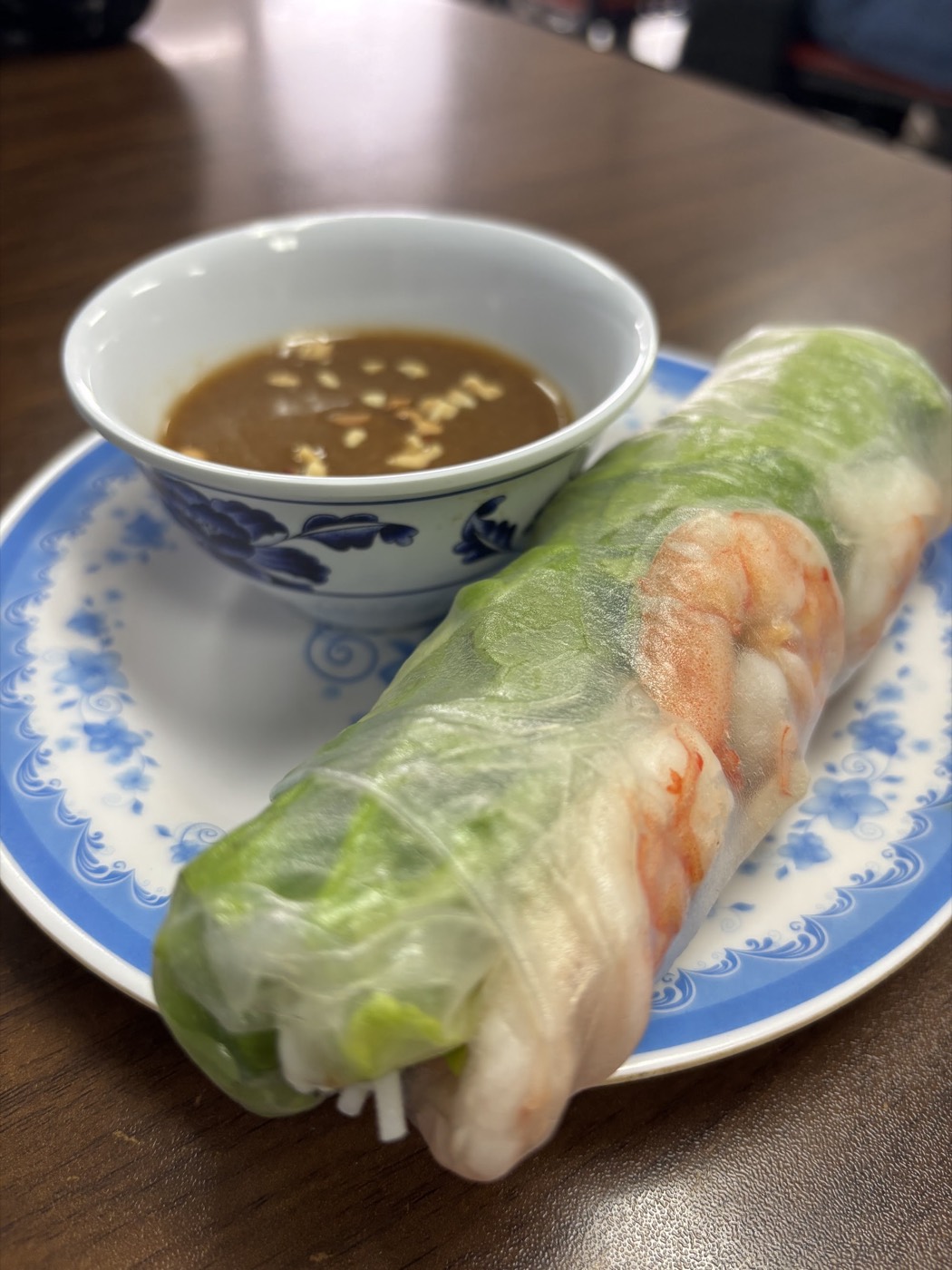 Fresh Vietnamese spring roll with peanut sauce